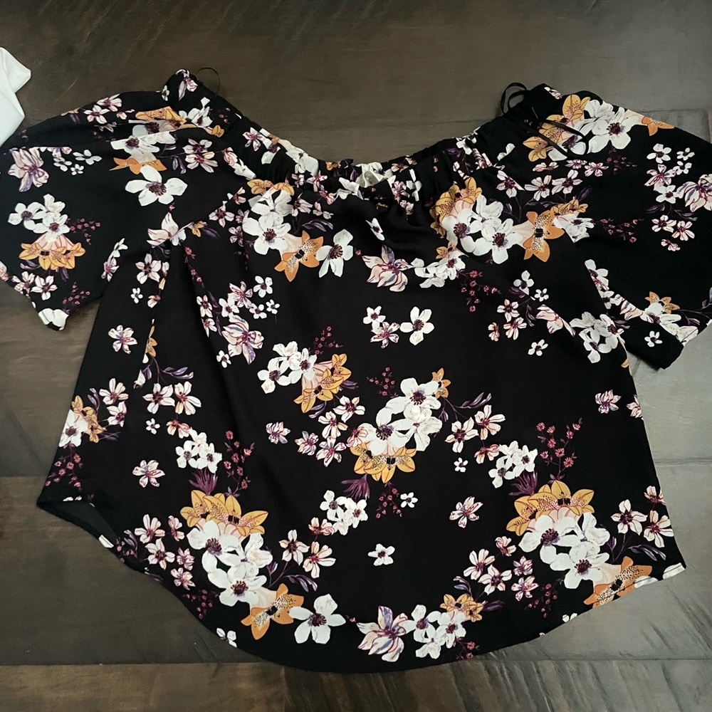 Off the shoulder flowy flower patterned t-shirt. Size small.